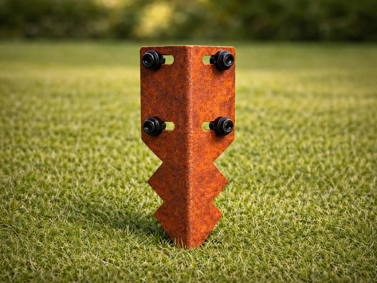 45 graders skarvspett i cortenstål för montering av trädgårdskant och rabattkant