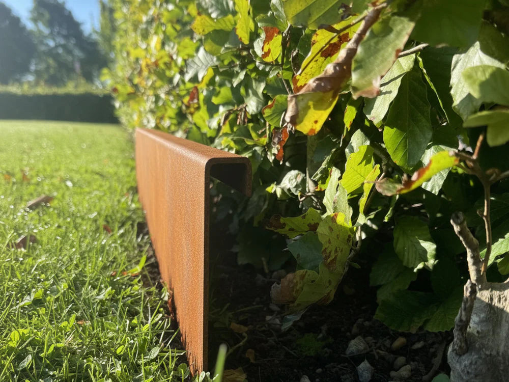 Detalj av bedkant i cortenstål med dubbel ombockning från byJEMA som hållbar kant mellan gräs och rabatt
