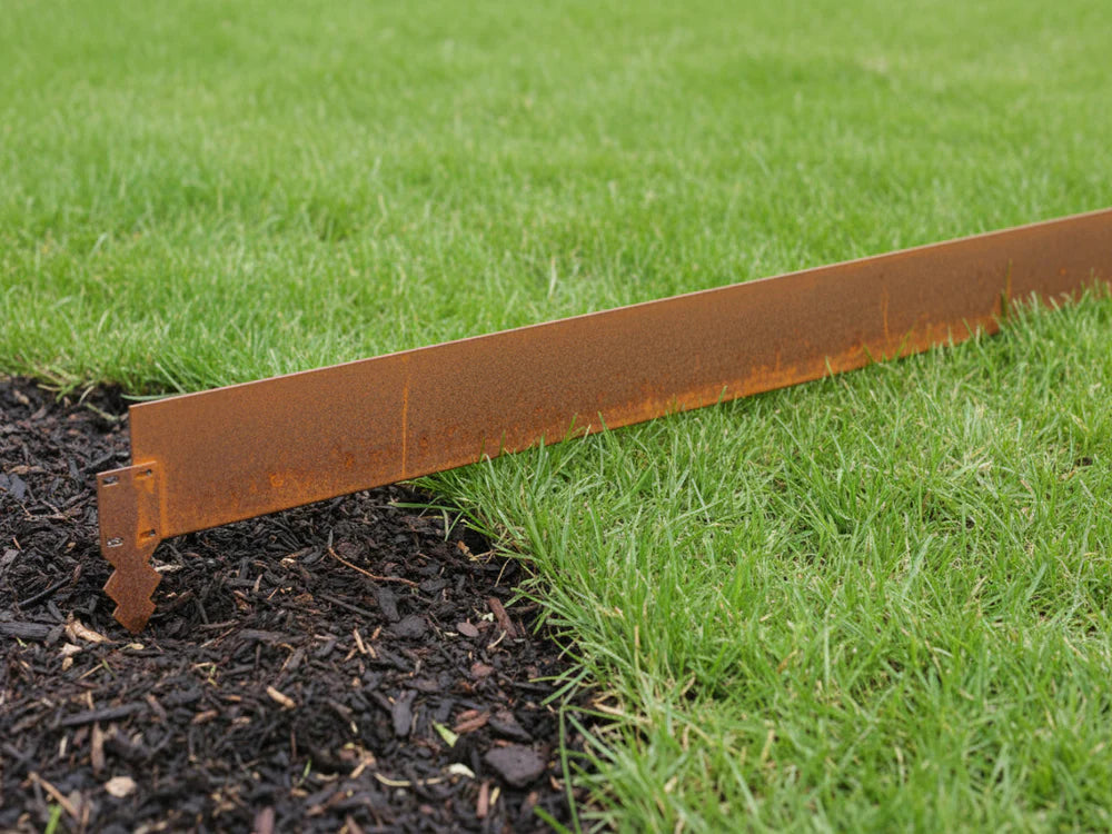 Bedkant i cortenstål på specialmått från byJEMA som gräskant mellan gräsmatta och rabatt i trädgården
