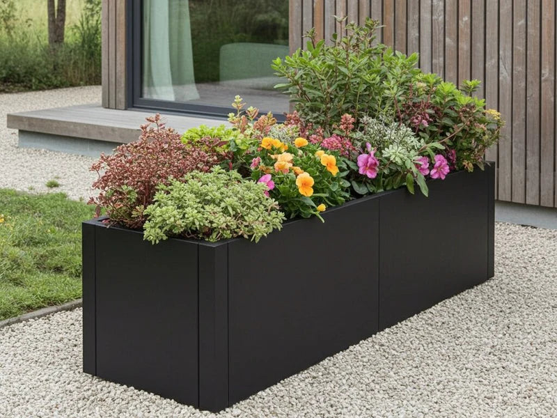 blomlada-svart-stal-faergrika-blommor-terrass