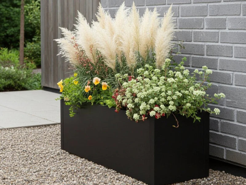 Blomlåda i svart stål med pampasgräs