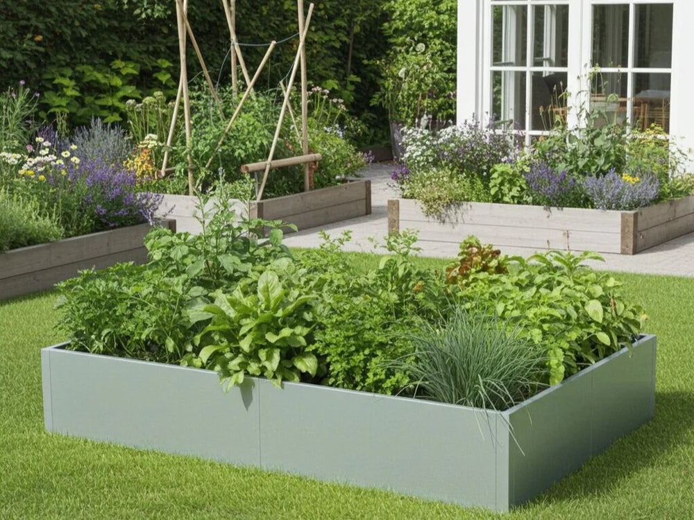 Rektangulär byJEMA CUBY odlingslåda i galvaniserat stål med grönsaker i trädgård
