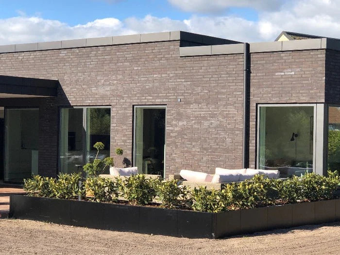 byJEMA CUBY högbäddar i svartlackerat stål på specialmått runt terrass i modern trädgård