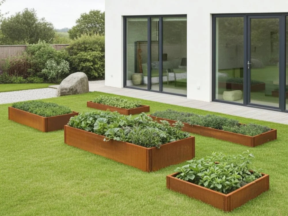 byJEMA CUBY odlingslådor i cortenstål i köksträdgård med grönsaker och örter
