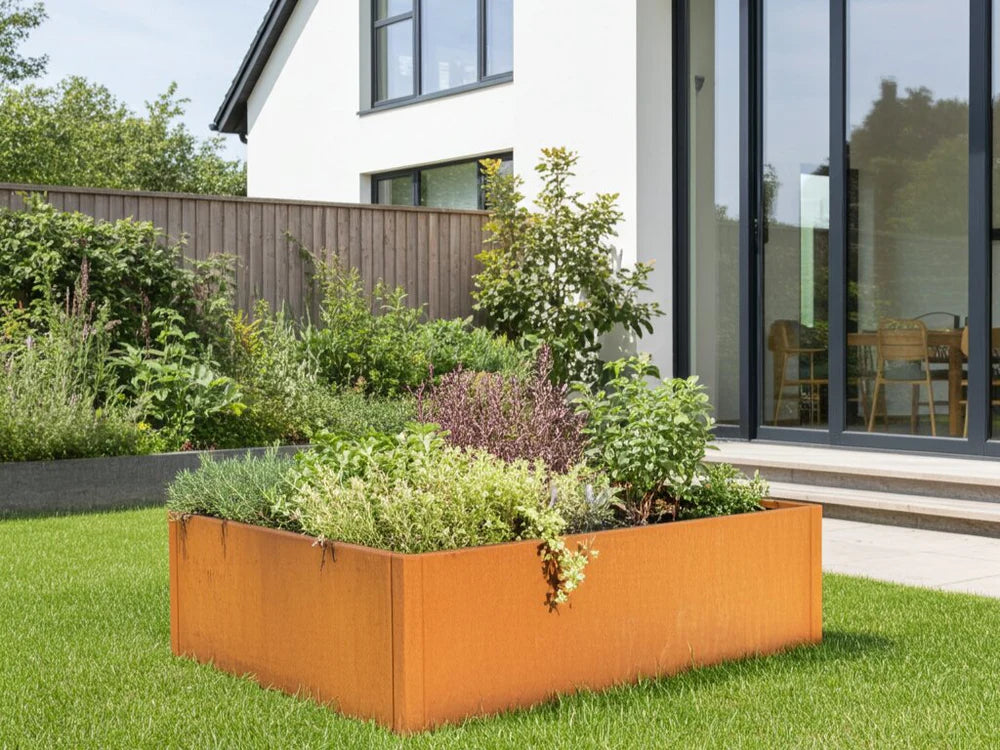 Kvadratisk byJEMA CUBY odlingslåda i cortenstål i privat trädgård