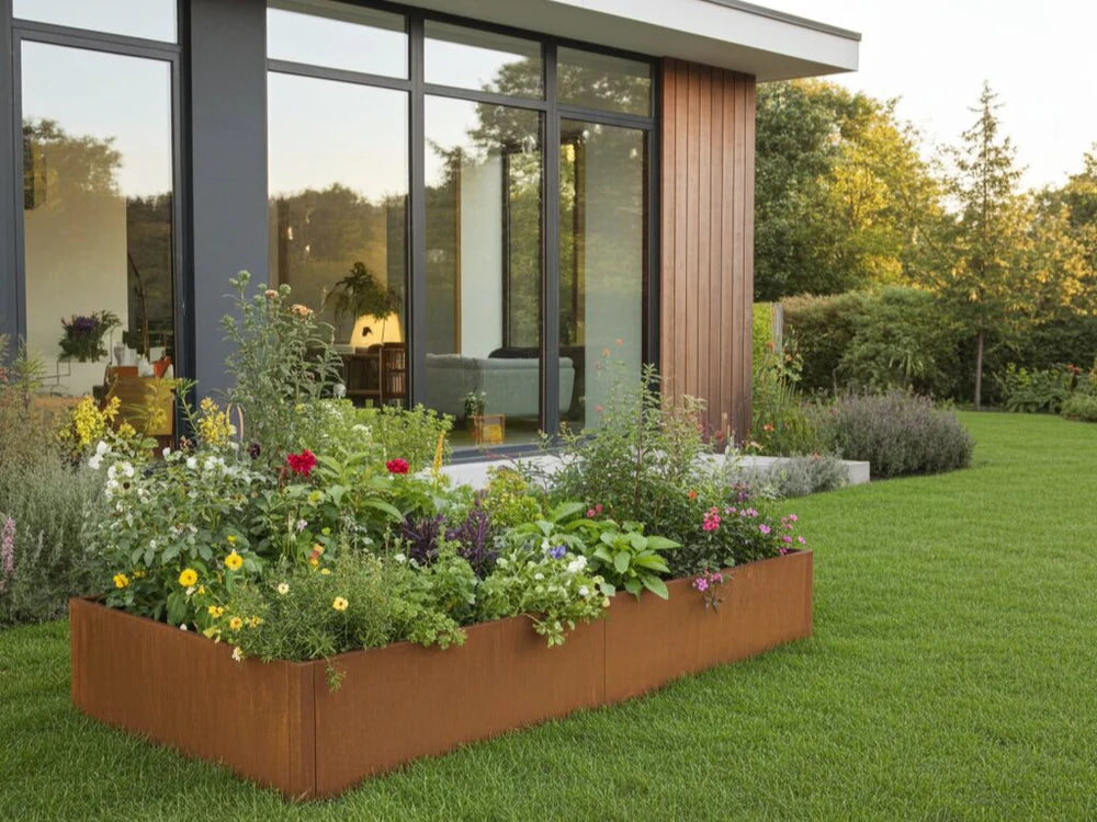 byJEMA CUBY odlingslåda i cortenstål med blommor i modern trädgård