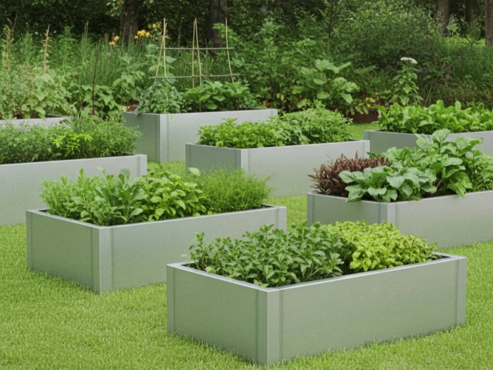 Flera byJEMA CUBY odlingslådor i galvaniserat stål i köksträdgård