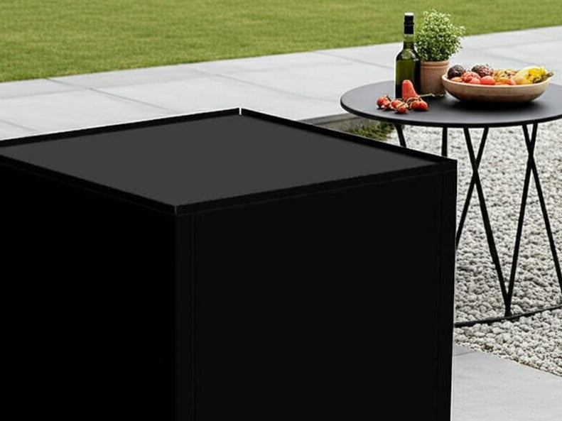 Detalj av arbetsyta på byJEMA uteköksbord i svartlackerat stål