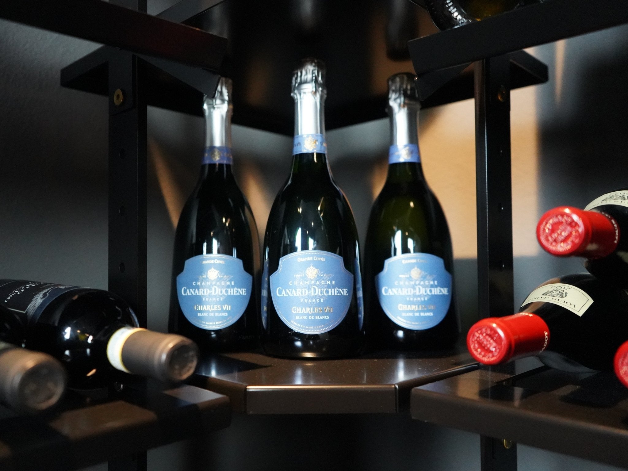 AXIS vinreol i svartlackerat stål med förvaring för champagneflaskor
