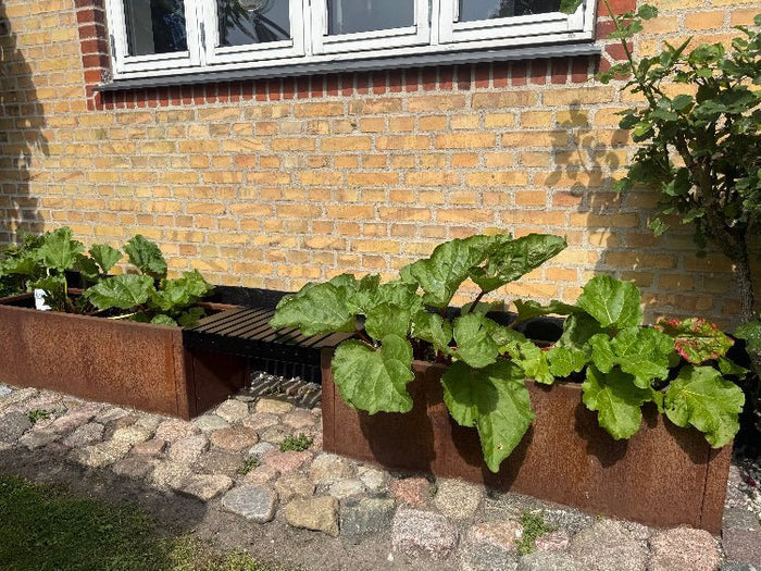 Modernt bänksätt med planteringslådor