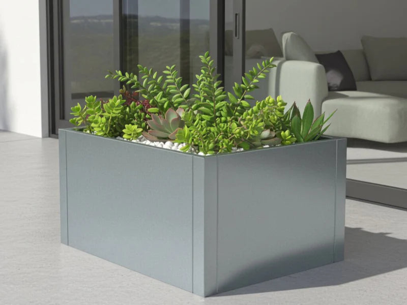 CUBY kvadratisk blomlåda i galvaniserat stål med grön plantering vid modern bostad