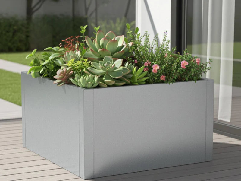 CUBY blomlåda i galvaniserat stål med suckulenter på terrass
