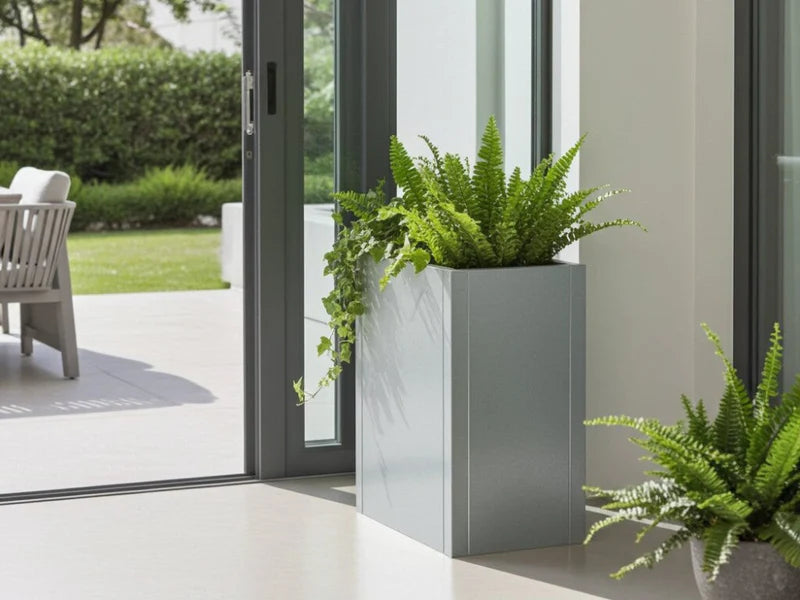 CUBY blomlåda i galvaniserat stål med grön plantering inomhus