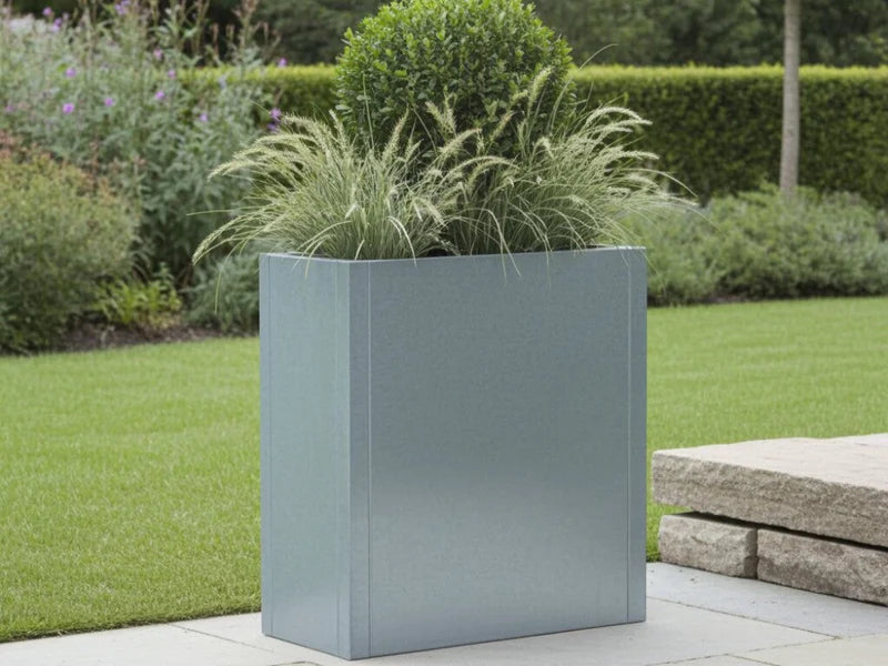 CUBY hög rektangulär blomlåda i galvaniserat stål på terrass