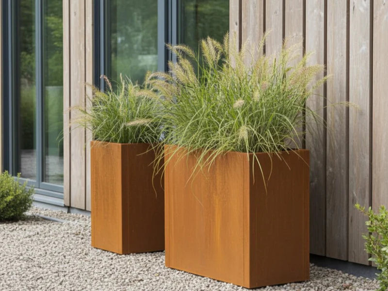 Två blomlådor i cortenstål från CUBY på terrass
