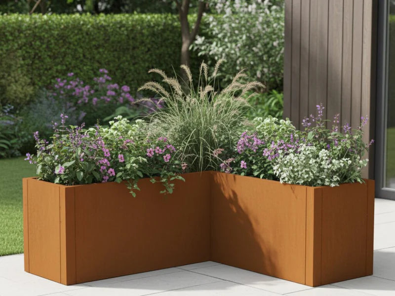 CUBY vinkel blomlåda i cortenstål med färgstark plantering