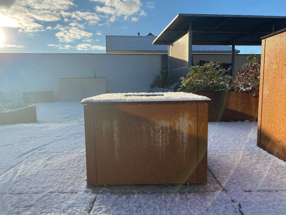 CUBY eldgrill i cortenstål täckt av snöcm
