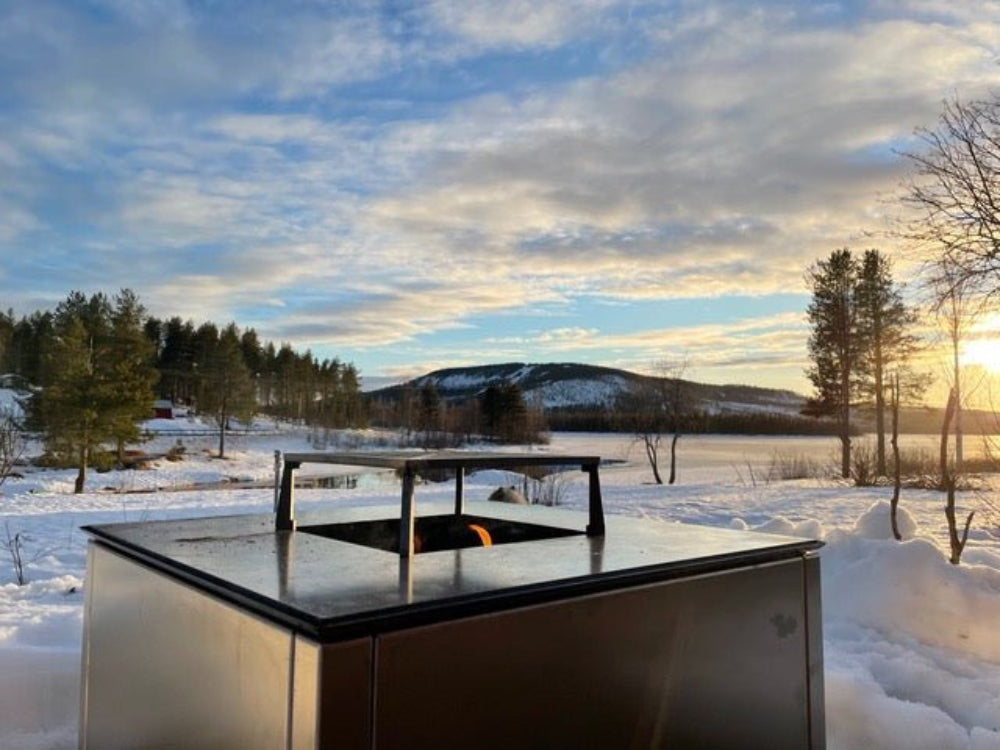 Eldgrill i galvaniserat stål från CUBY i vintermiljö