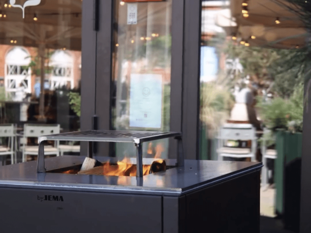 CUBY eldstad i svartlackerat stål i restaurangmiljö utomhus