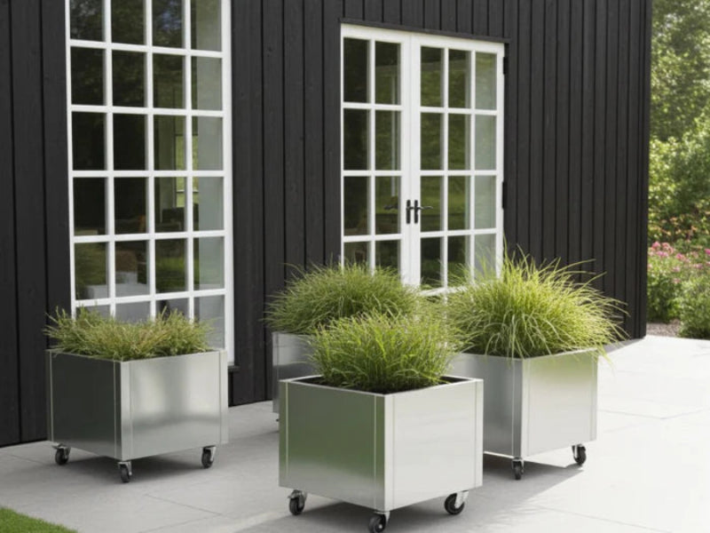 Kvadratiska blomlådor i galvaniserat stål från CUBY på hjul