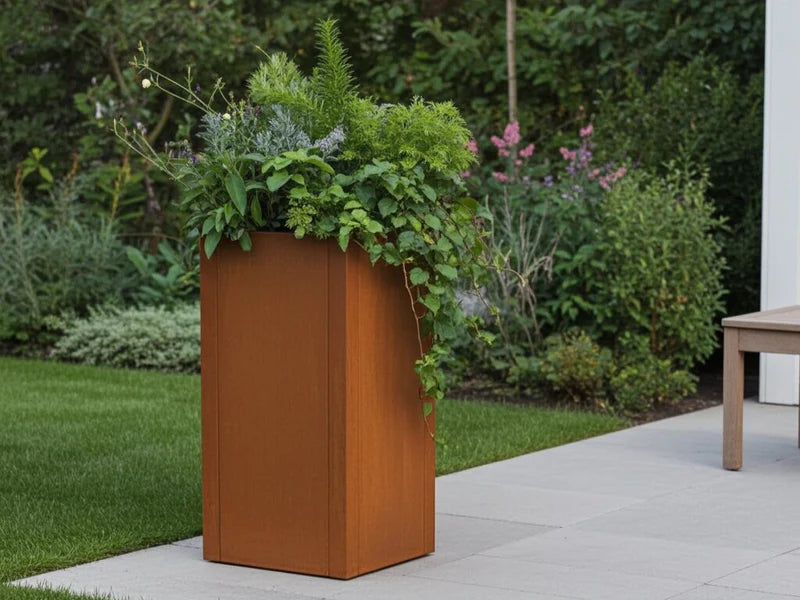 Hög blomlåda i cortenstål från CUBY med växter