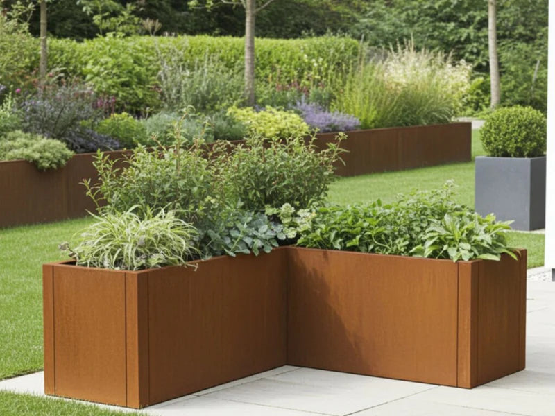 Hörnblomlåda i cortenstål från CUBY på terrass