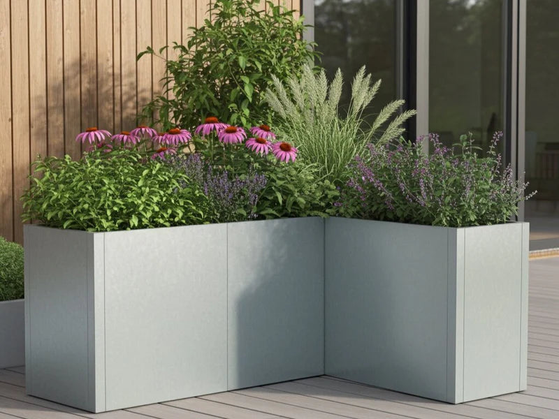 Hörnformad blomlåda i galvaniserat stål från CUBY med blommor