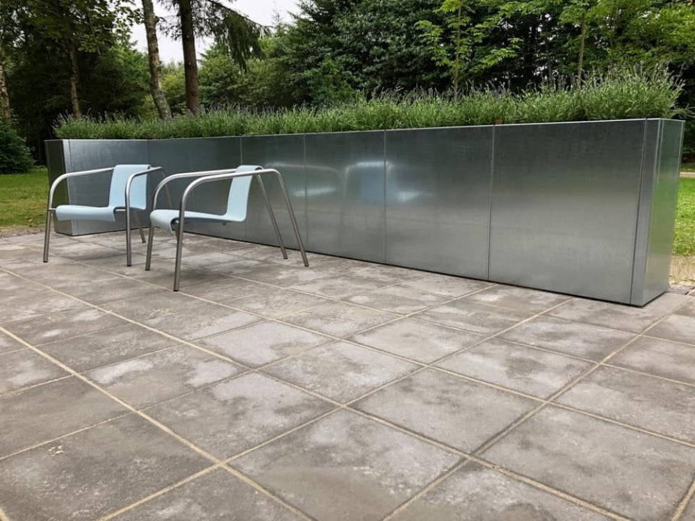 Lång blomlåda i galvaniserat stål från CUBY med gräsplantering