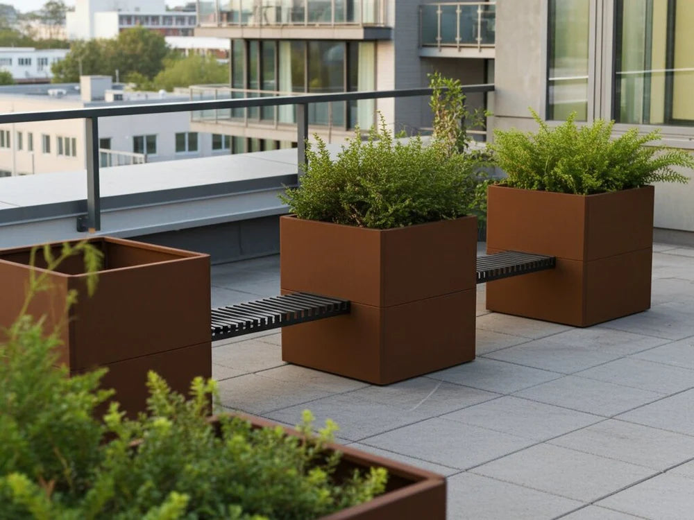 EDGY blomlådor i cortenstål med integrerad bänk på takterrass