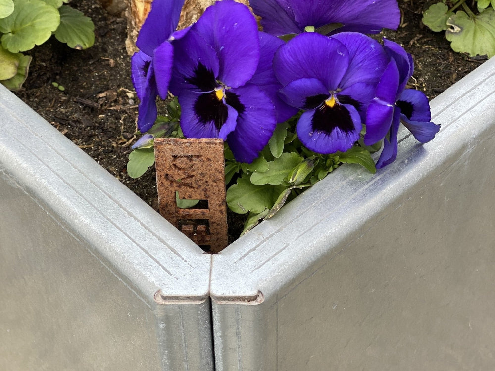 Detalj av dubbelvikt kant på EDGY blomlåda i galvaniserat stål