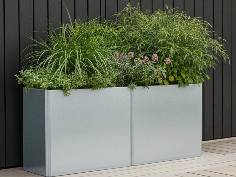 Lång EDGY blomlåda i galvaniserat stål med tät grön plantering