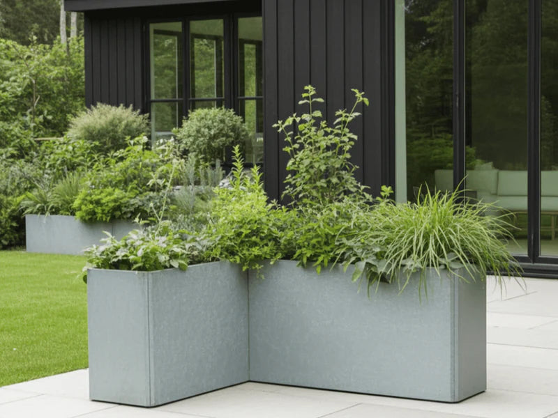 EDGY hörn-blomlåda i galvaniserat stål vid fasad