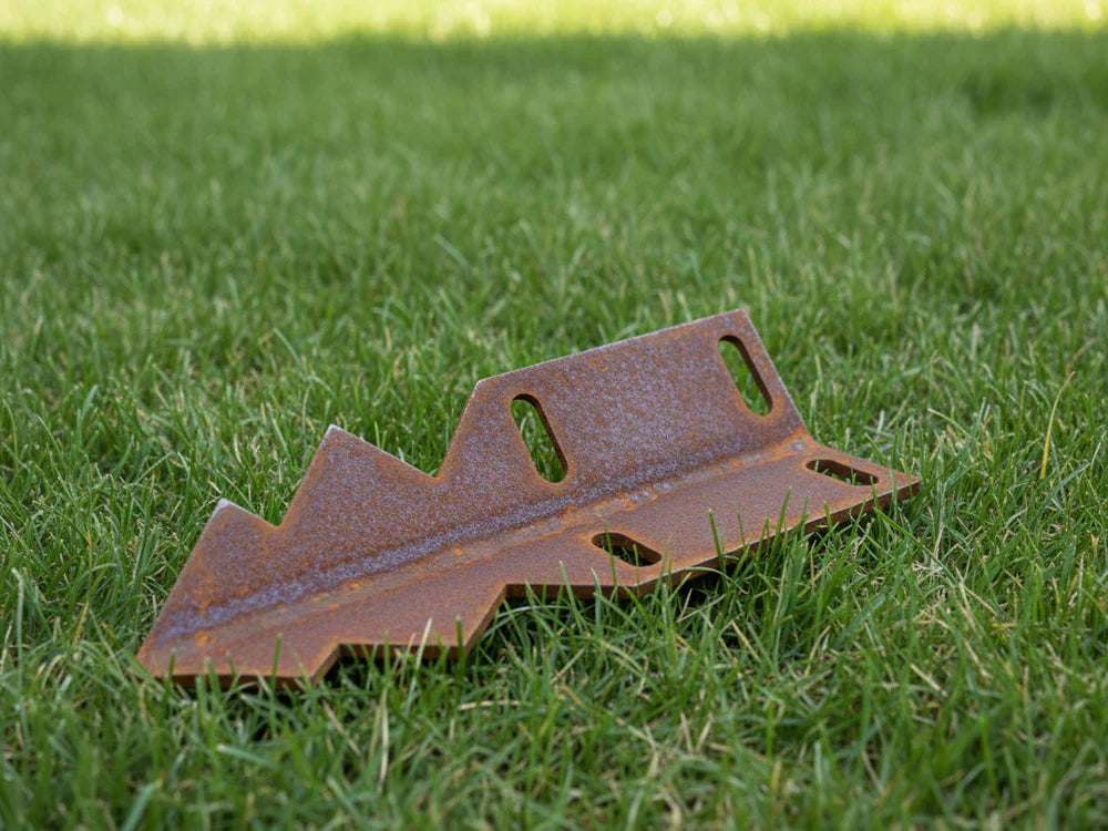 Hörnspett i cortenstål för 45 graders sammanfogning av rabattkant med svarta bultar