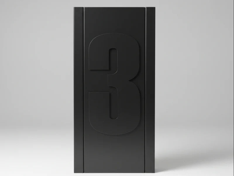 Husnummer i svartlackerat stål i minimalistisk design