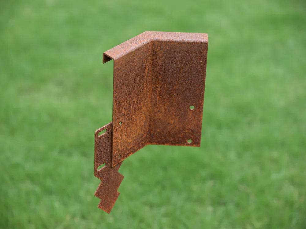 Invändigt 45 graders hörn i cortenstål för trädgårdskant med ombock och skarvspett
