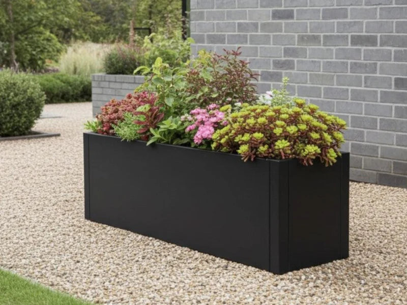 Lång blomlåda i svart stål med suckulenter