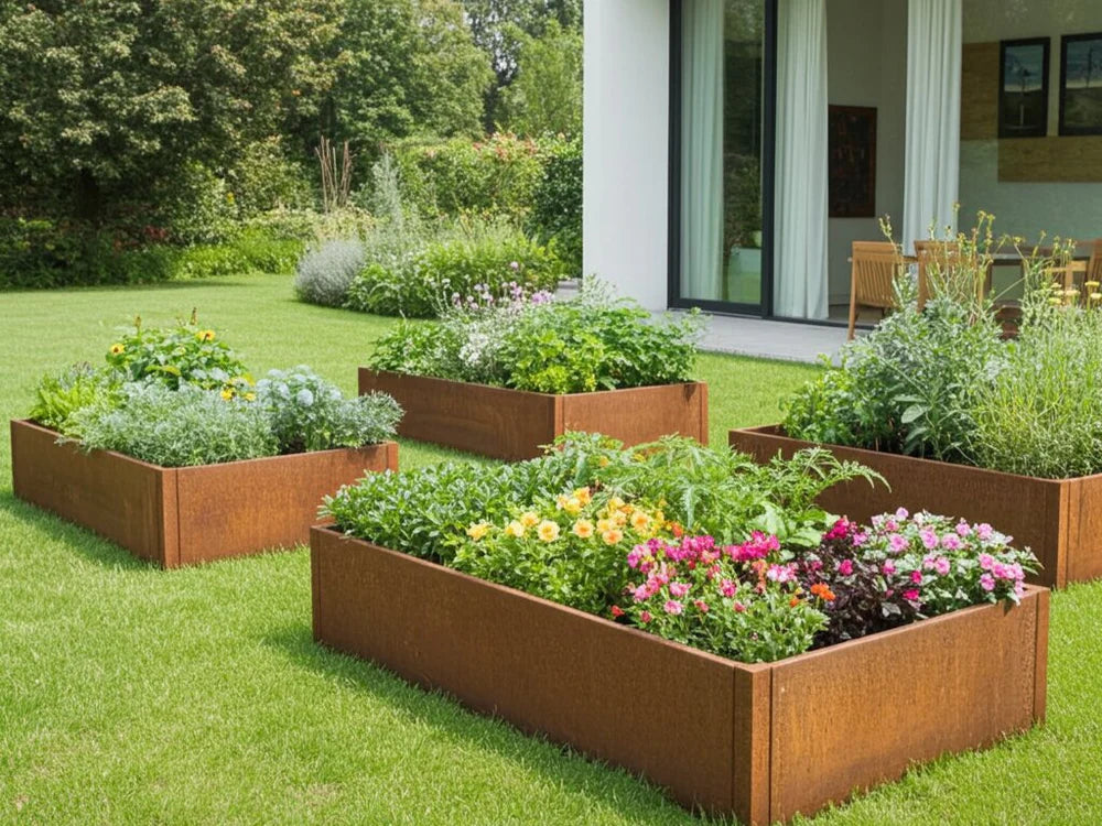 byJEMA CUBY odlingslådor i cortenstål i köksträdgård med blommor och växter
