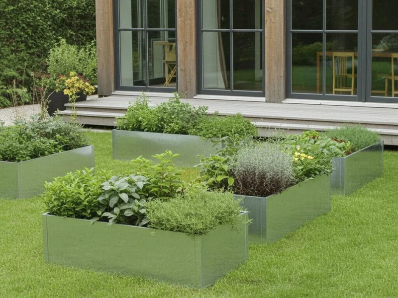 Odlingslådor i galvaniserat stål med grönsaker och örter i köksträdgård