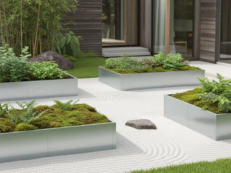 Odlingslådor i galvaniserat stål med mossa och ormbunkar i minimalistisk trädgård