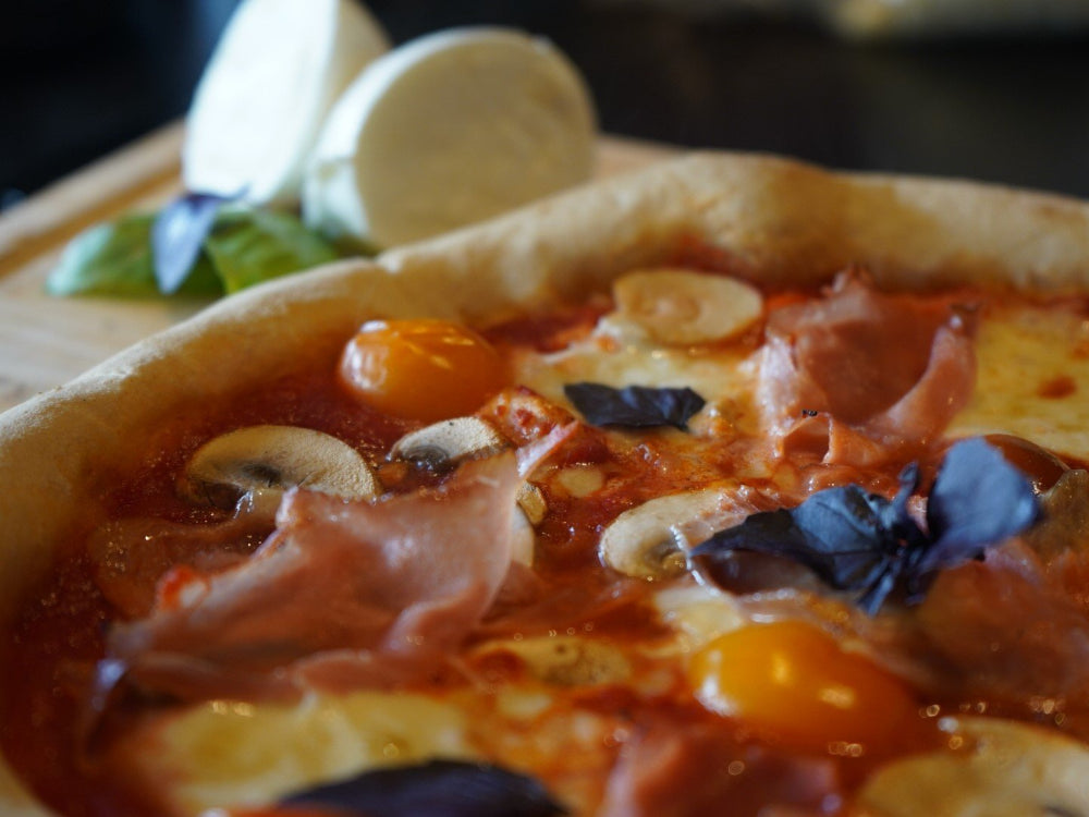 Hemmagjord pizza med krispig botten bakad i hög värme