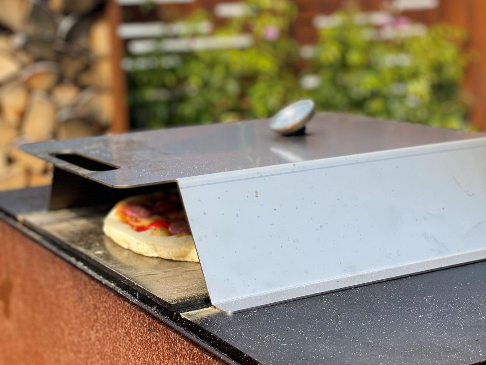Pizzaugn i rostfritt stål placerad på grill