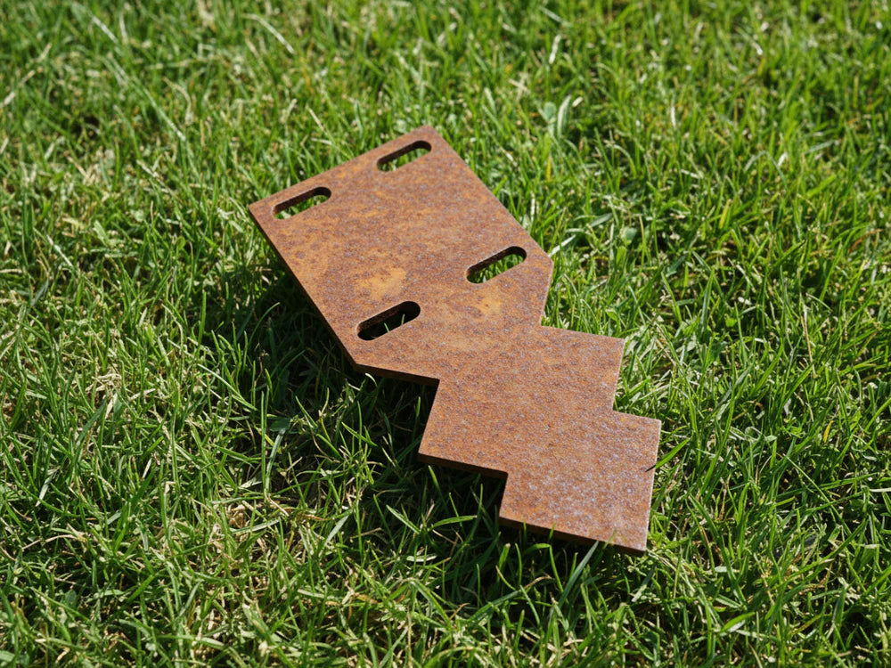 Rakt sammanfogningsspett i cortenstål för ihopkoppling av rabattkant och trädgårdskant