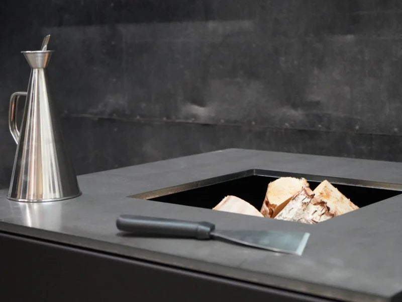 Lägereldsgrill i svartlackerat stål CUBY – 60 × 60 × 80 cm