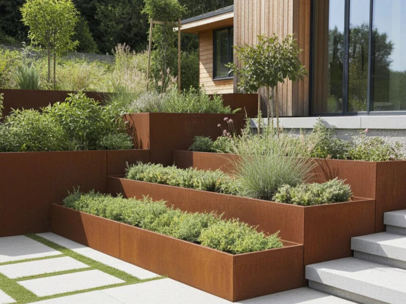 Terrasserad stödmur i cortenstål vid trähus