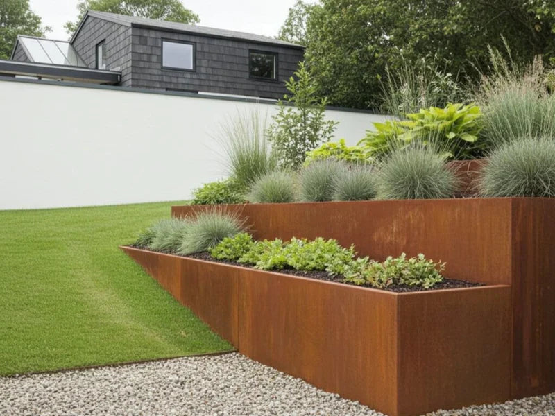 Terrasserad stödmur i cortenstål med prydnadsgräs