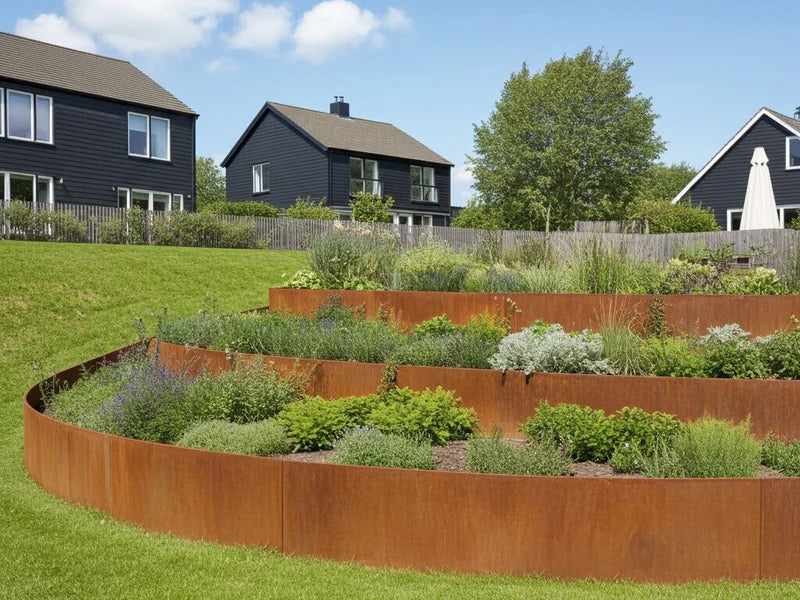 Terrasserad stödmur i cortenstål i villaträdgård