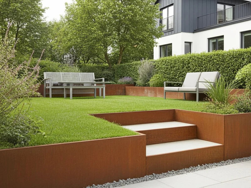 Stödmur i cortenstål med trappa i terrasserad trädgård
