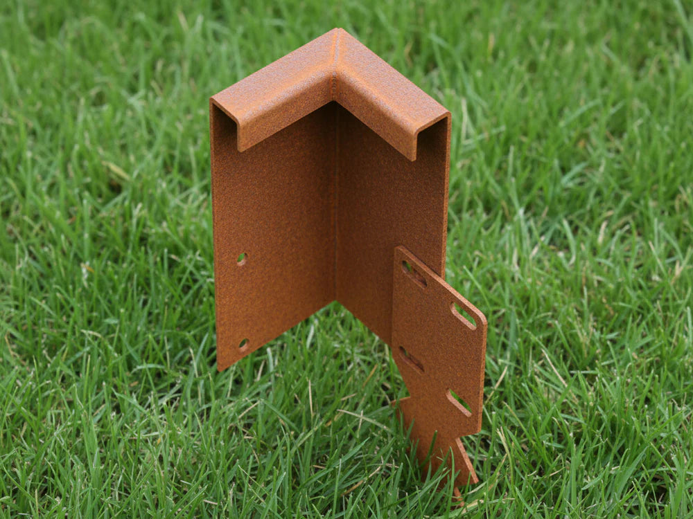 Utvändigt 90 graders hörn i cortenstål för trädgårdskant med ombock och skarvspett