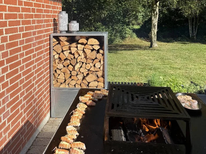 Vedlagring i galvaniserat stål vid grill och eldstad utomhus