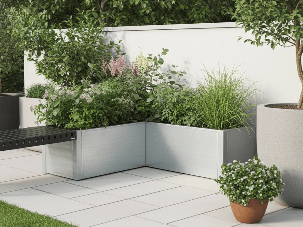 Vinkel blomlåda i galvaniserat stål CUBY med integrerad svart bänk på terrass